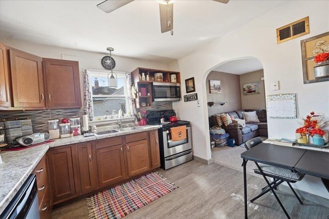 825 1ST AVE SW, Oelwein, IA 50662