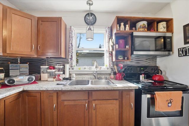 825 1ST AVE SW, Oelwein, IA 50662