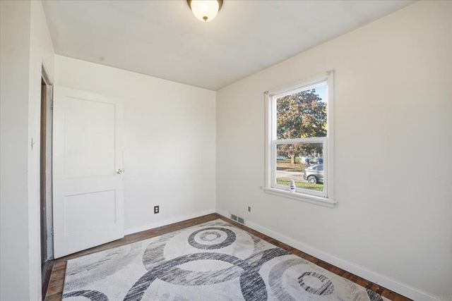 825 1ST AVE SW, Oelwein, IA 50662