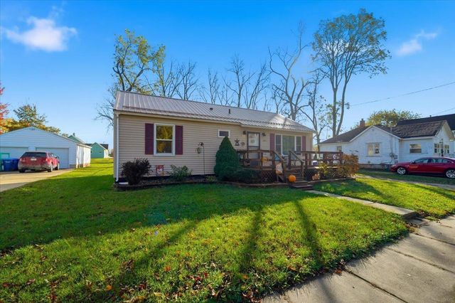 825 1ST AVE SW, Oelwein, IA 50662