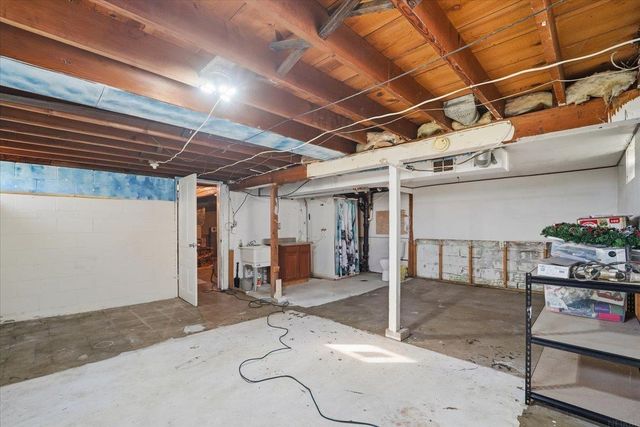 825 1ST AVE SW, Oelwein, IA 50662