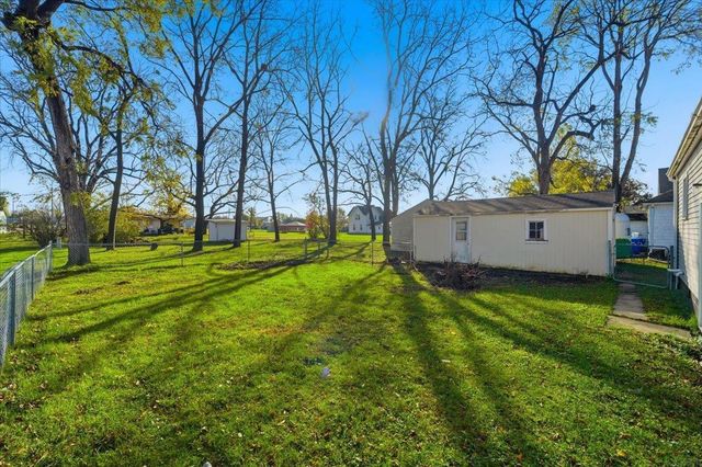 825 1ST AVE SW, Oelwein, IA 50662