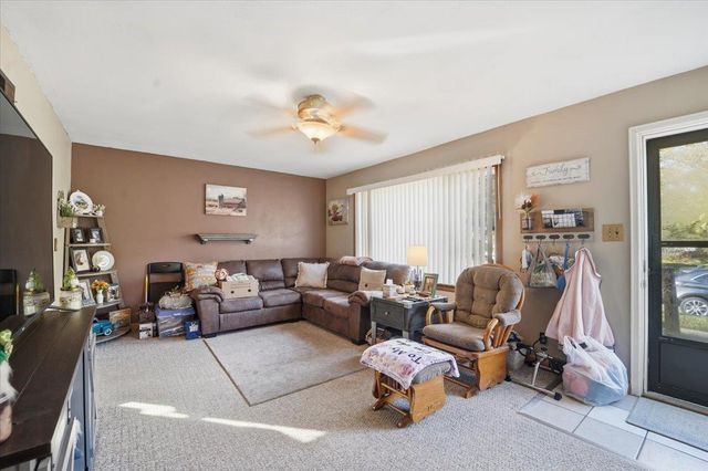 825 1ST AVE SW, Oelwein, IA 50662