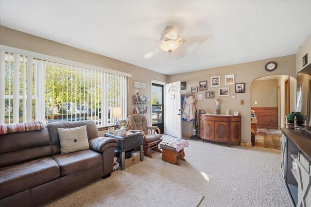 825 1ST AVE SW, Oelwein, IA 50662