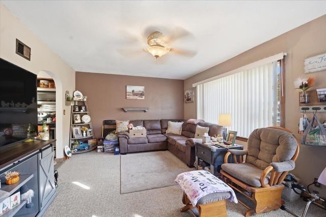 825 1ST AVE SW, Oelwein, IA 50662