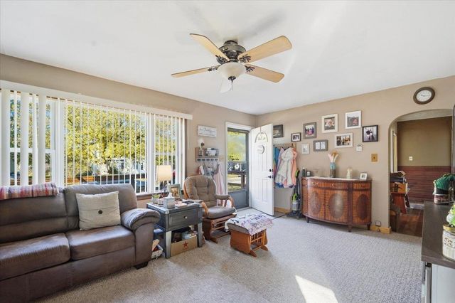 825 1ST AVE SW, Oelwein, IA 50662