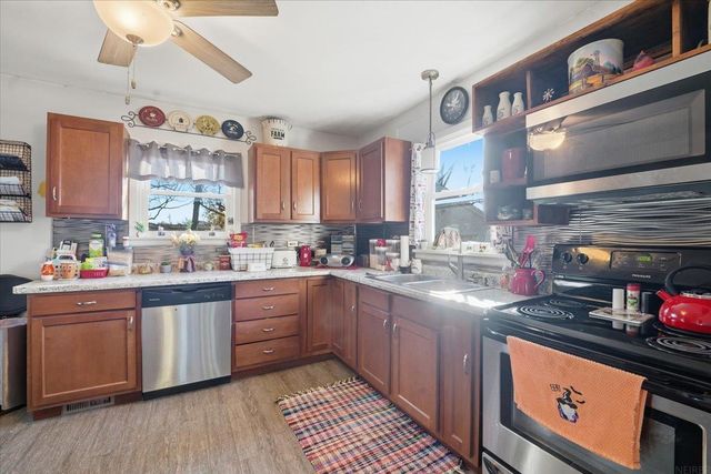 825 1ST AVE SW, Oelwein, IA 50662