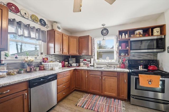 825 1ST AVE SW, Oelwein, IA 50662