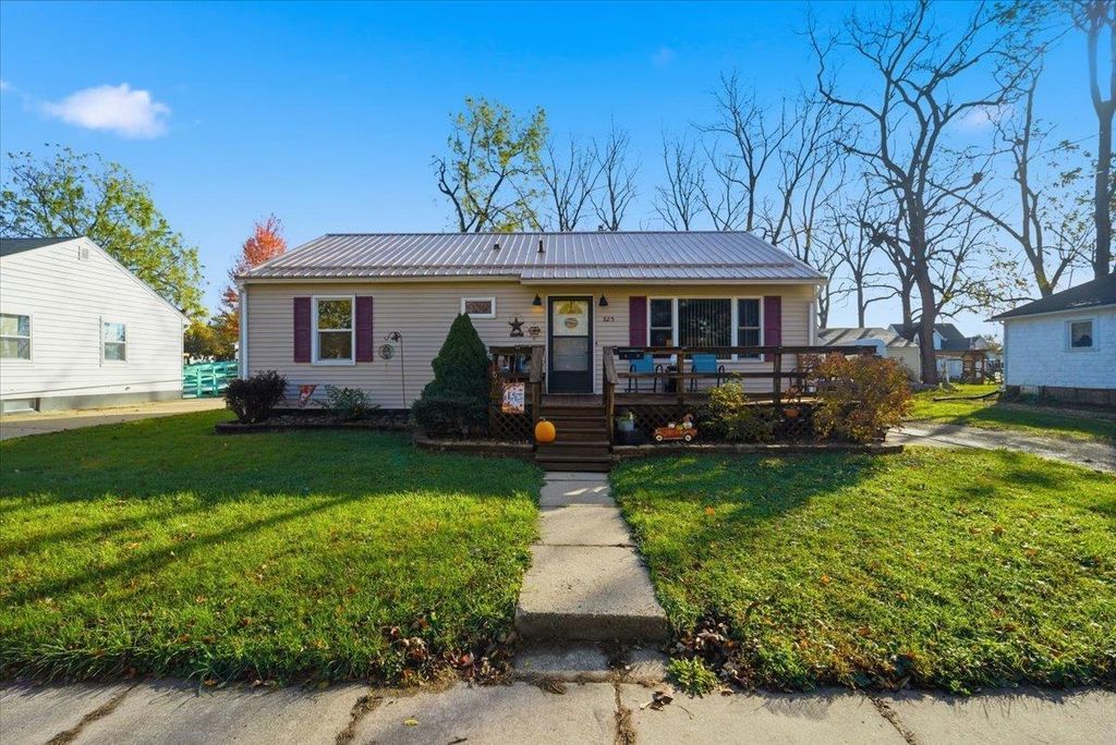 825 1ST AVE SW, Oelwein, IA 50662