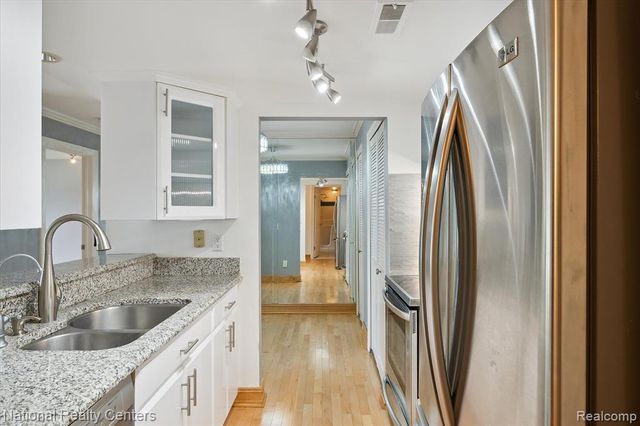 3559 Port Cove Drive 17, Waterford, MI 48328