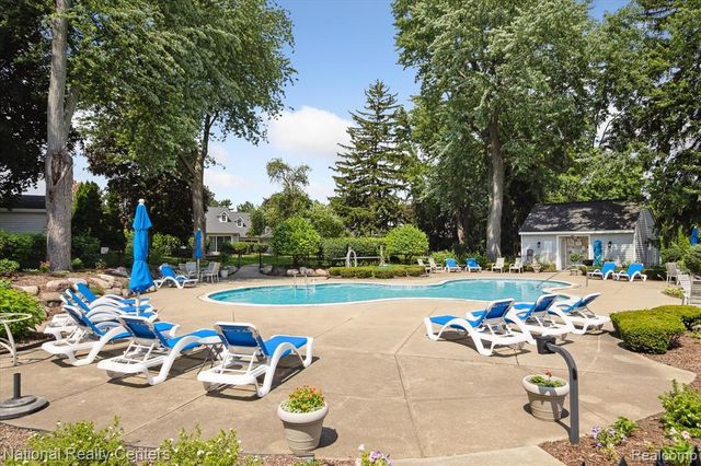 3559 Port Cove Drive 17, Waterford, MI 48328