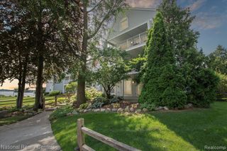 3559 Port Cove Drive 17, Waterford, MI 48328