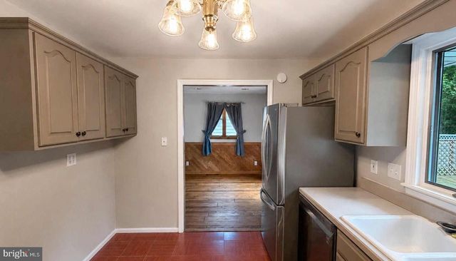 19 WALNUT DR, Burlington, NJ 08016