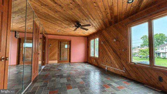 19 WALNUT DR, Burlington, NJ 08016