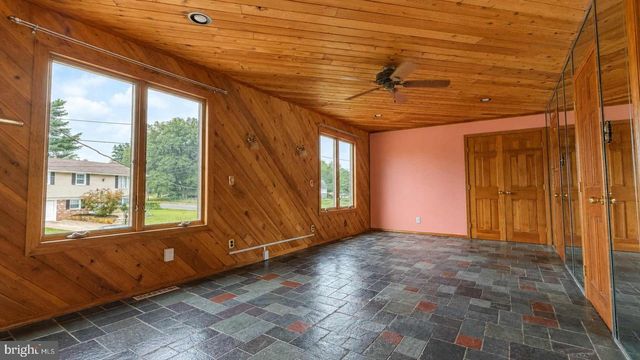 19 WALNUT DR, Burlington, NJ 08016