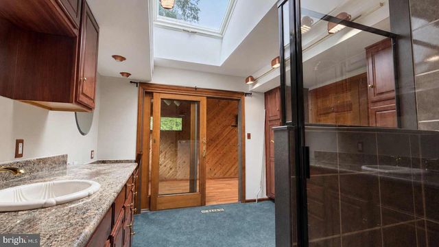 19 WALNUT DR, Burlington, NJ 08016