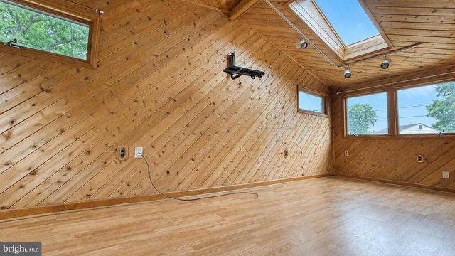 19 WALNUT DR, Burlington, NJ 08016