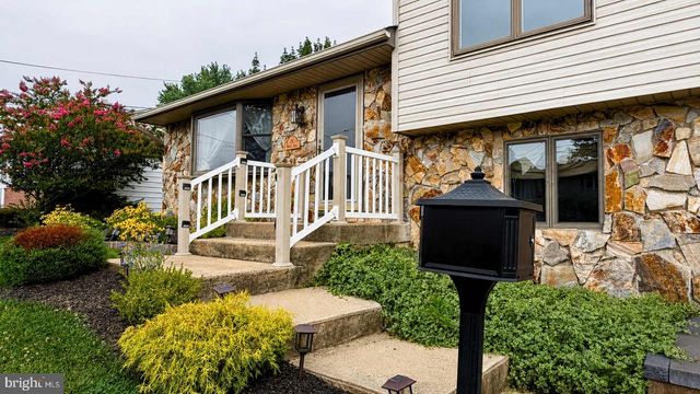 19 WALNUT DR, Burlington, NJ 08016