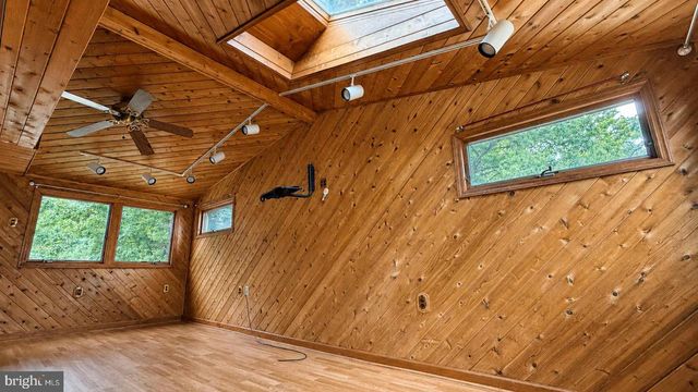 19 WALNUT DR, Burlington, NJ 08016