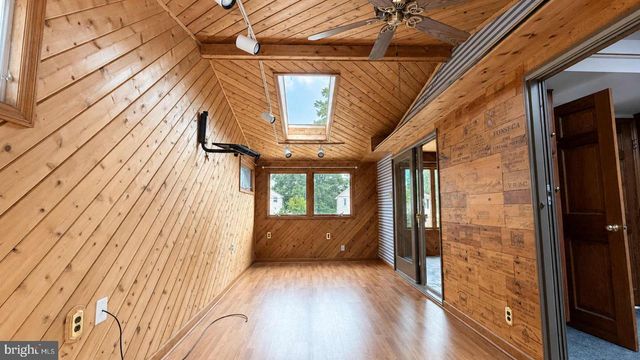 19 WALNUT DR, Burlington, NJ 08016