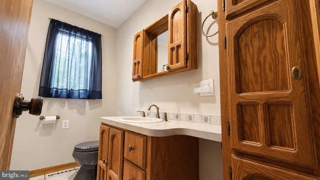 19 WALNUT DR, Burlington, NJ 08016