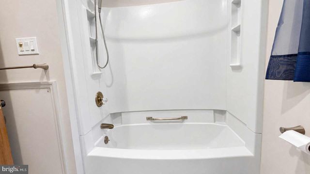 19 WALNUT DR, Burlington, NJ 08016