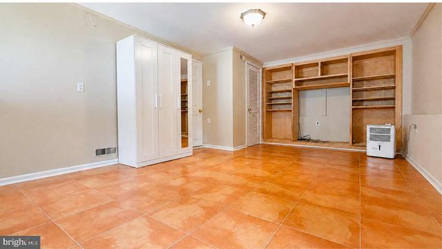 19 WALNUT DR, Burlington, NJ 08016