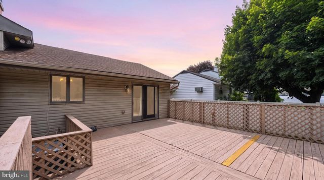 19 WALNUT DR, Burlington, NJ 08016