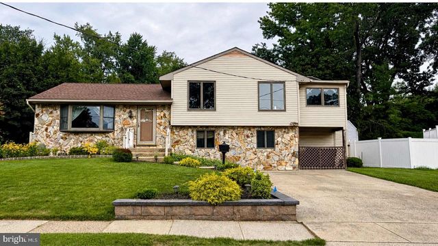 19 WALNUT DR, Burlington, NJ 08016