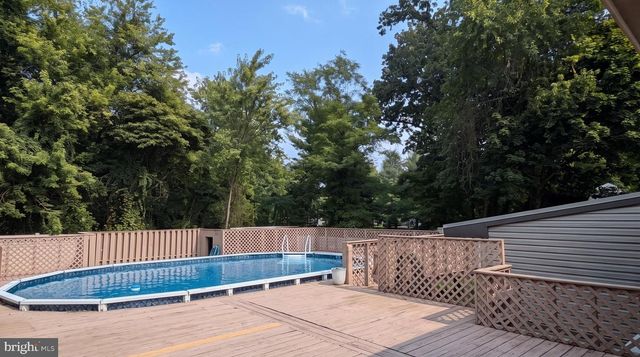 19 WALNUT DR, Burlington, NJ 08016