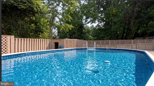 19 WALNUT DR, Burlington, NJ 08016