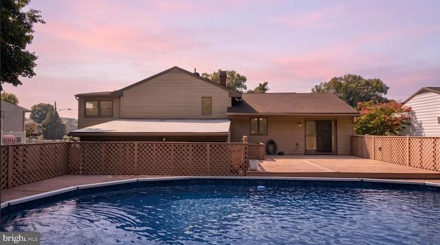 19 WALNUT DR, Burlington, NJ 08016