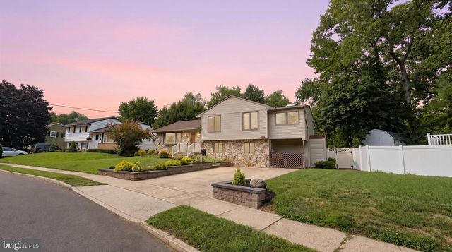19 WALNUT DR, Burlington, NJ 08016