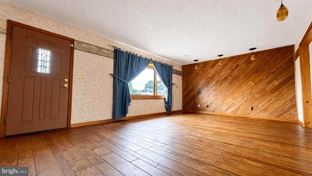 19 WALNUT DR, Burlington, NJ 08016
