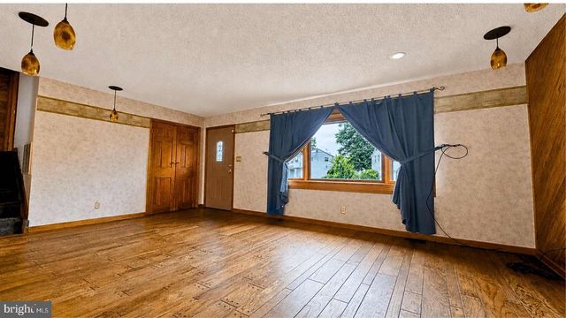19 WALNUT DR, Burlington, NJ 08016
