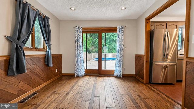19 WALNUT DR, Burlington, NJ 08016