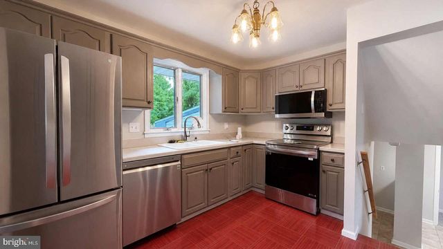 19 WALNUT DR, Burlington, NJ 08016