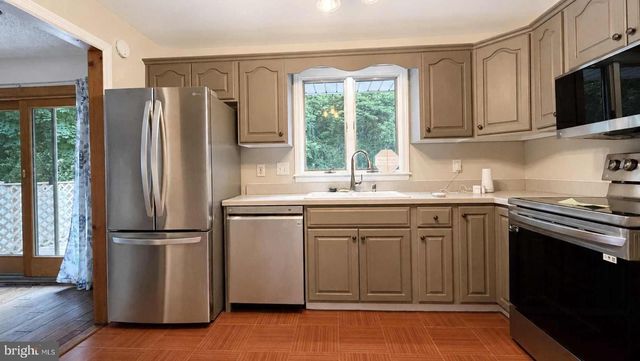 19 WALNUT DR, Burlington, NJ 08016