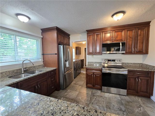 3840 South Plaza TRL, Virginia Beach, VA 23452