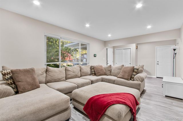 24840 Thorndyke Street, Southfield, MI 48033