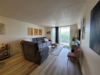 9320 Fontainebleau Blvd 510, Miami, FL 33172