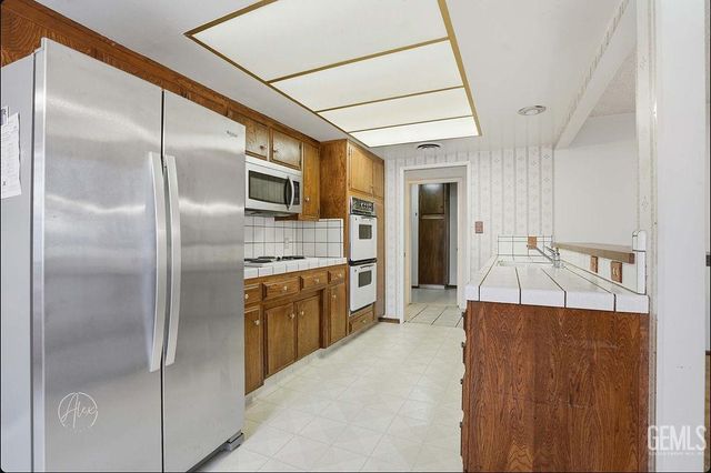 5401 Burning Tree Court, Bakersfield, CA 93309