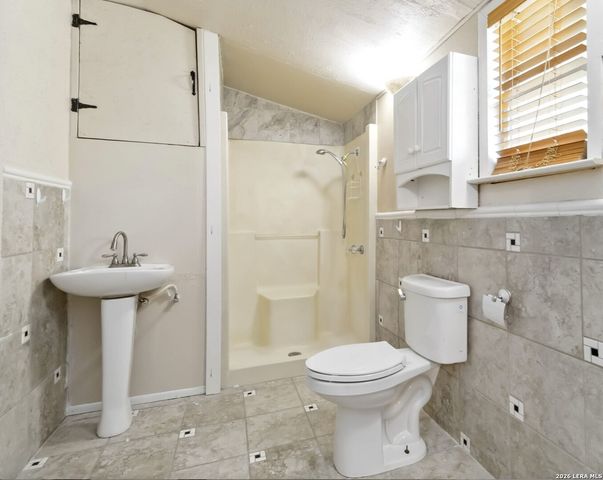217 SKY VIEW DR, Adkins, TX 78101
