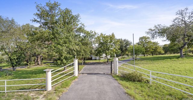 217 SKY VIEW DR, Adkins, TX 78101