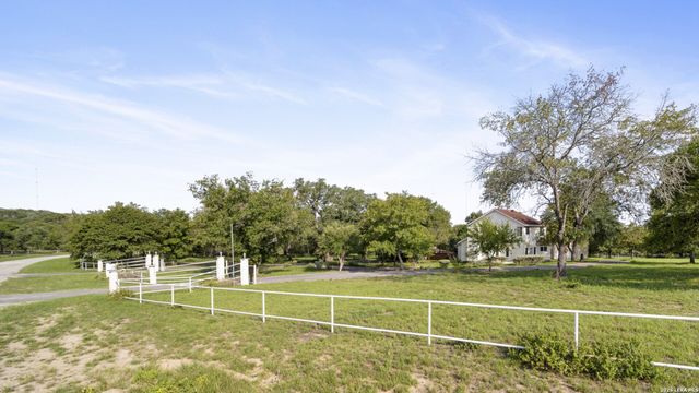 217 SKY VIEW DR, Adkins, TX 78101