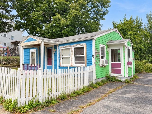 19 Lafrance Ct, New Bedford, MA 02740