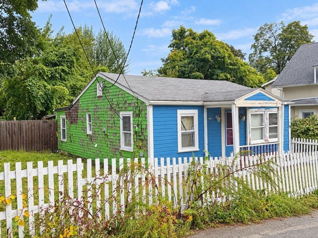 19 Lafrance Ct, New Bedford, MA 02740