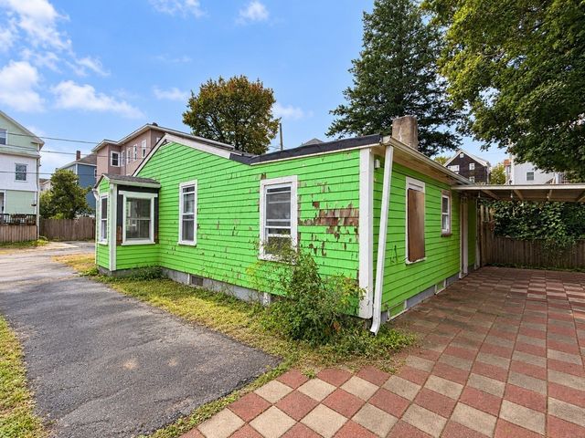19 Lafrance Ct, New Bedford, MA 02740