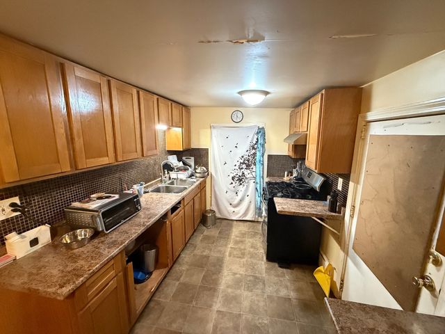 19 Lafrance Ct, New Bedford, MA 02740