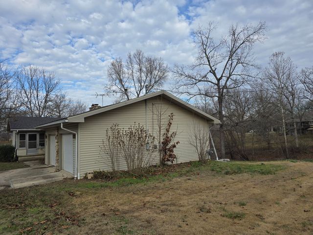 1700 Sherwood Lane, Ava, MO 65608